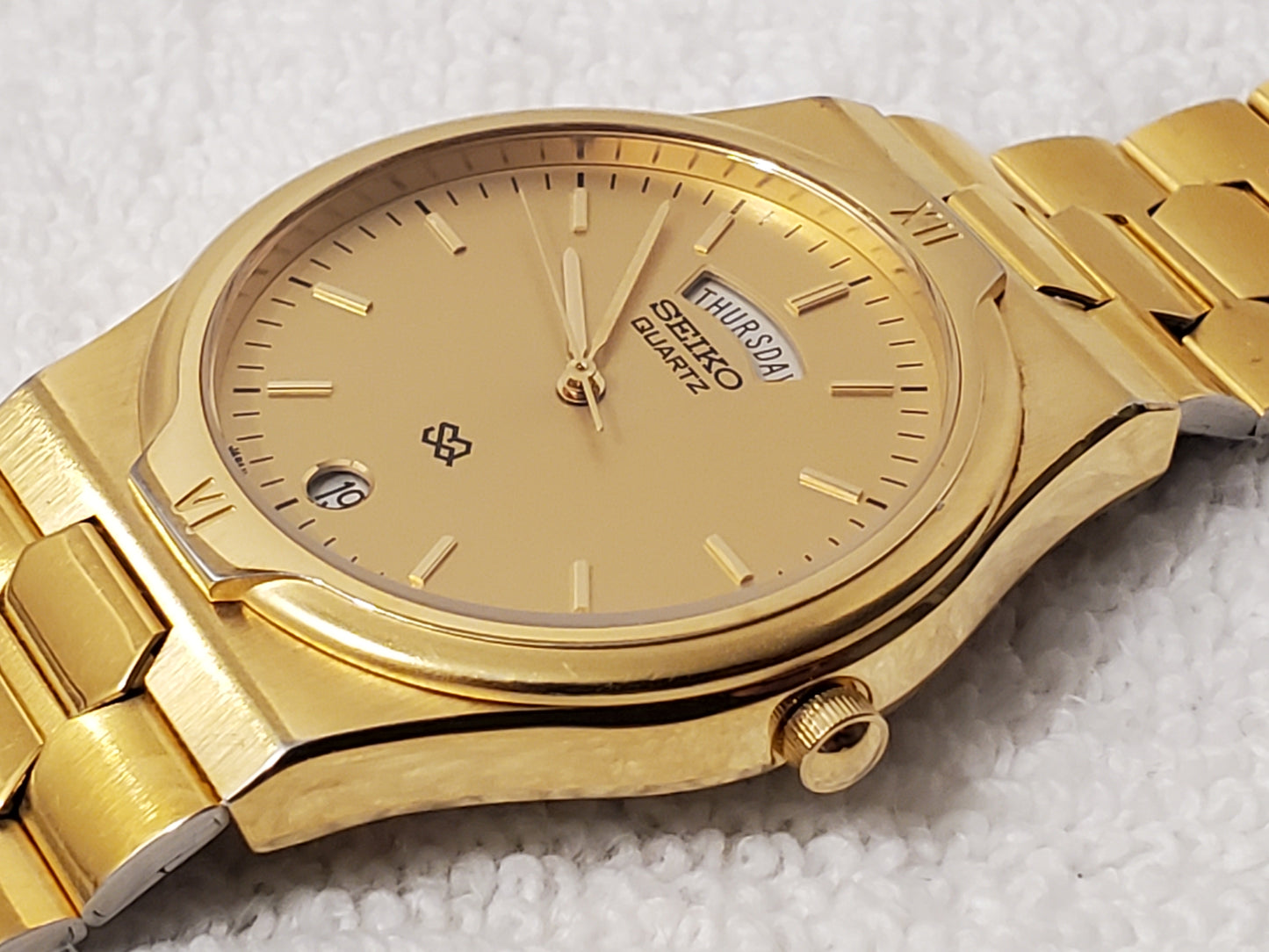 Vintage Seiko SQ Mens Day Date Watch Stainless Steel Gold Plated Three Jewels