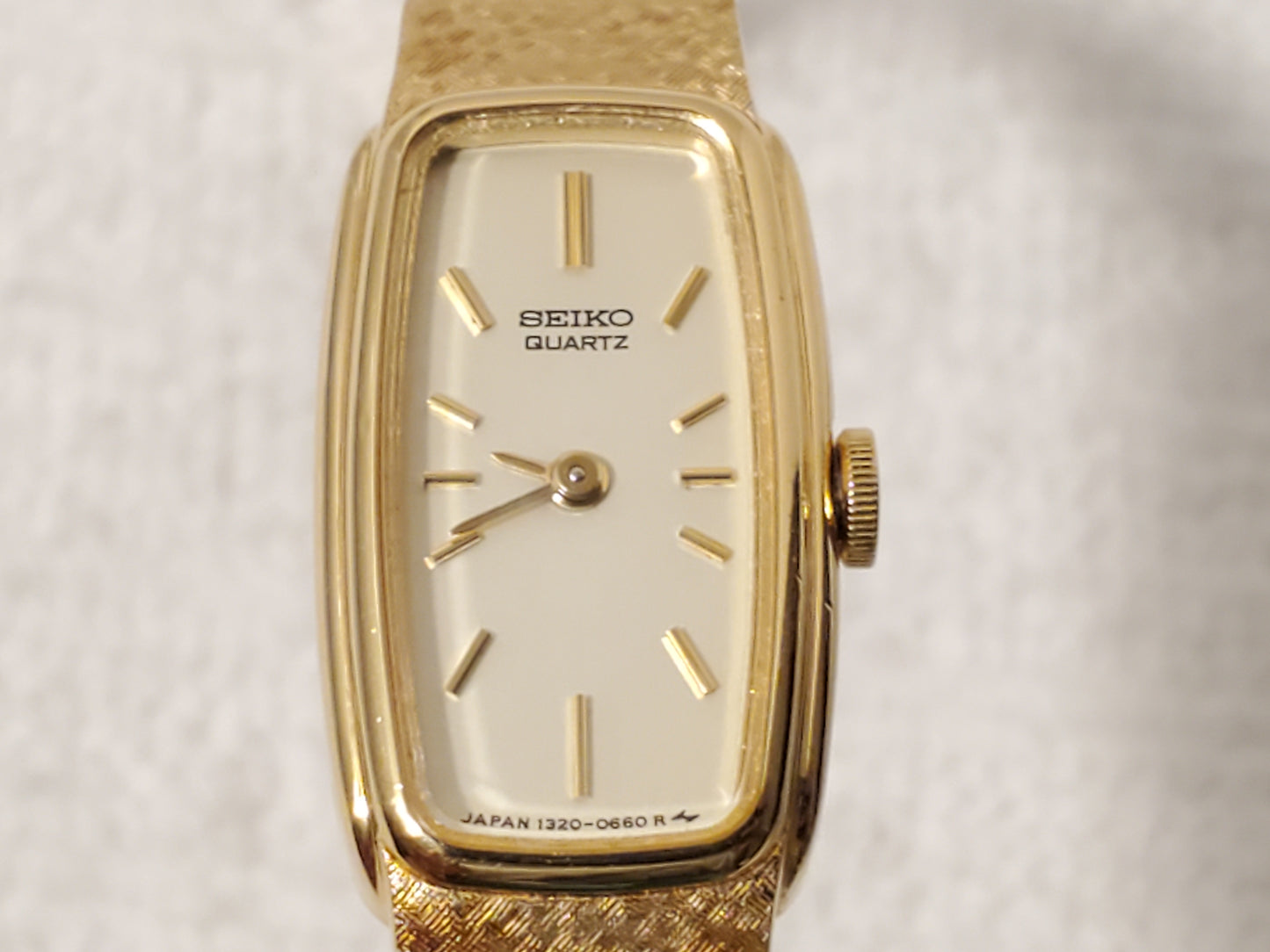 Vintage Seiko Women's Quartz Watch Cream Dial Gold Tone Six Jewels Base Metal