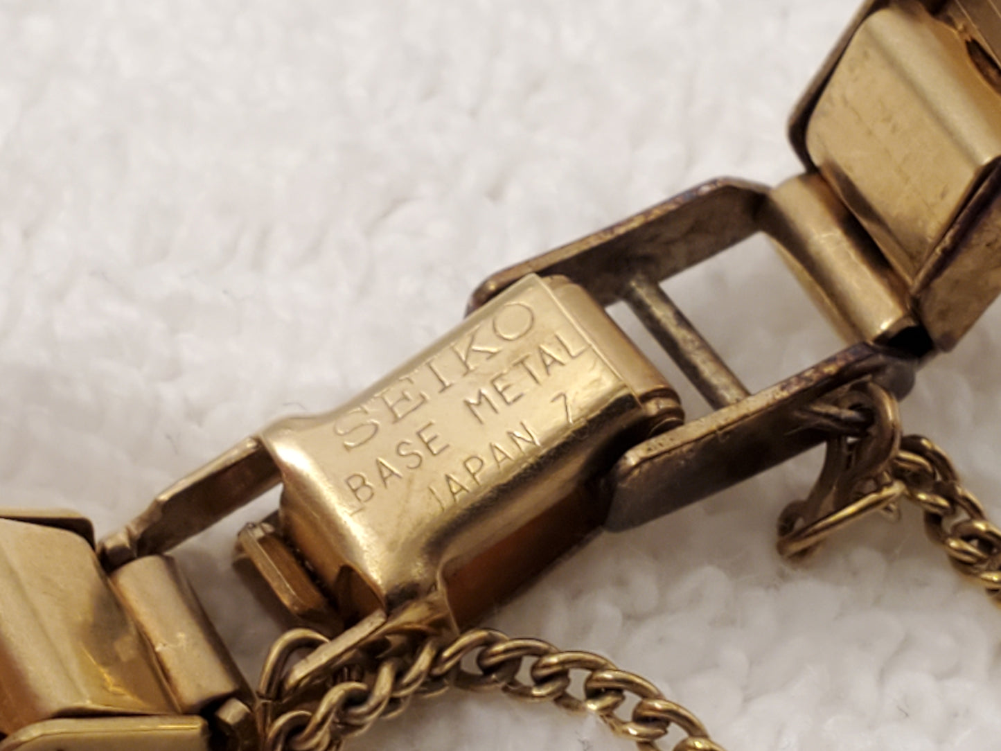 Vintage Seiko Women's Quartz Watch Cream Dial Gold Tone Six Jewels Base Metal