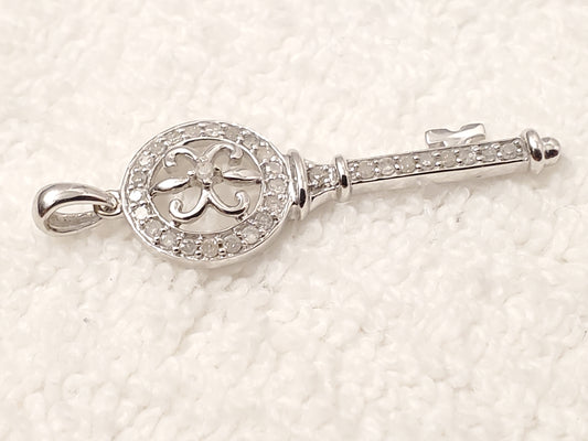 Vintage 10K White Gold Diamonds Pendant Charm Key Women's 1.6 Grams