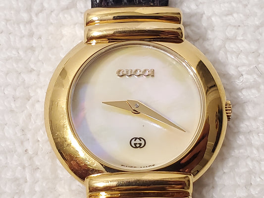 Vintage Gucci 5300L Women's Gold Plated Watch Mother Pearl Dial Six Jewels Swiss