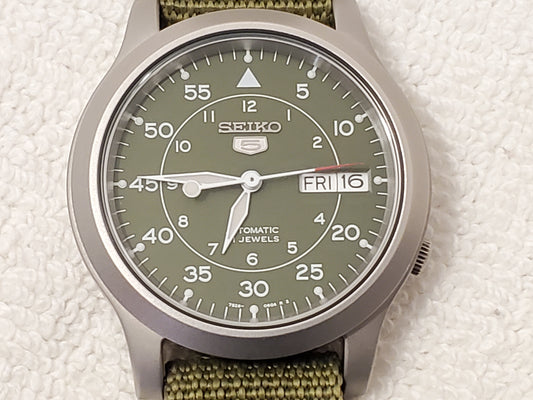 Seiko 5 Men’s Day Date Automatic Watch Green Dial 21 Jewels Stainless Steel