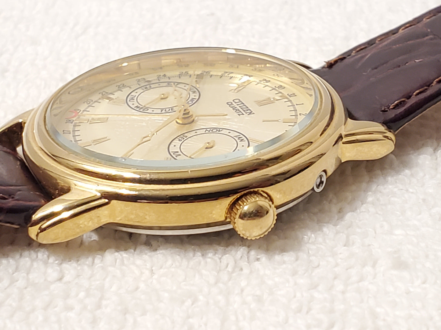Vintage Citizen Unisex Day Date Month Gold Plated Quartz Watch Brown Leather