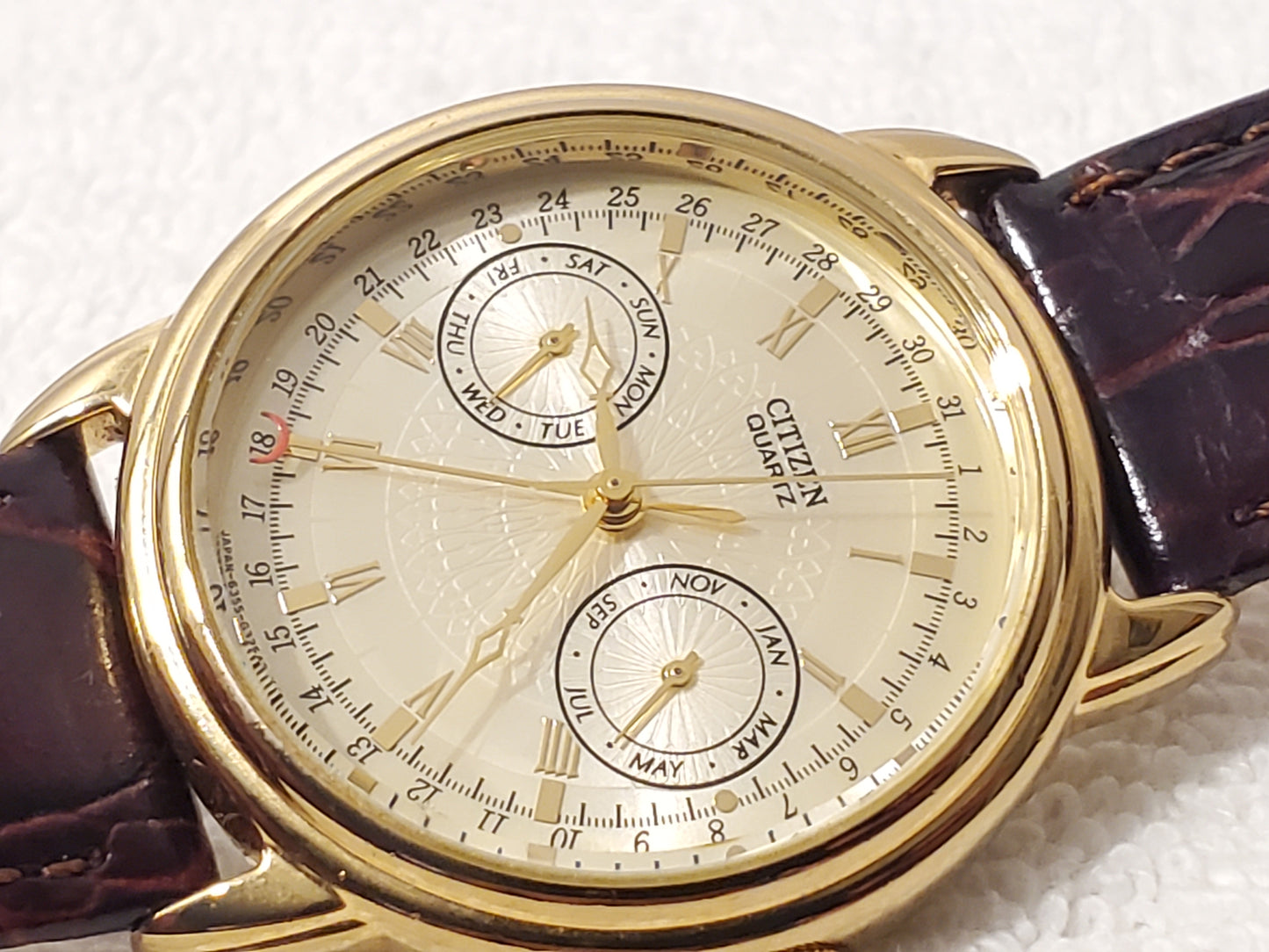 Vintage Citizen Unisex Day Date Month Gold Plated Quartz Watch Brown Leather