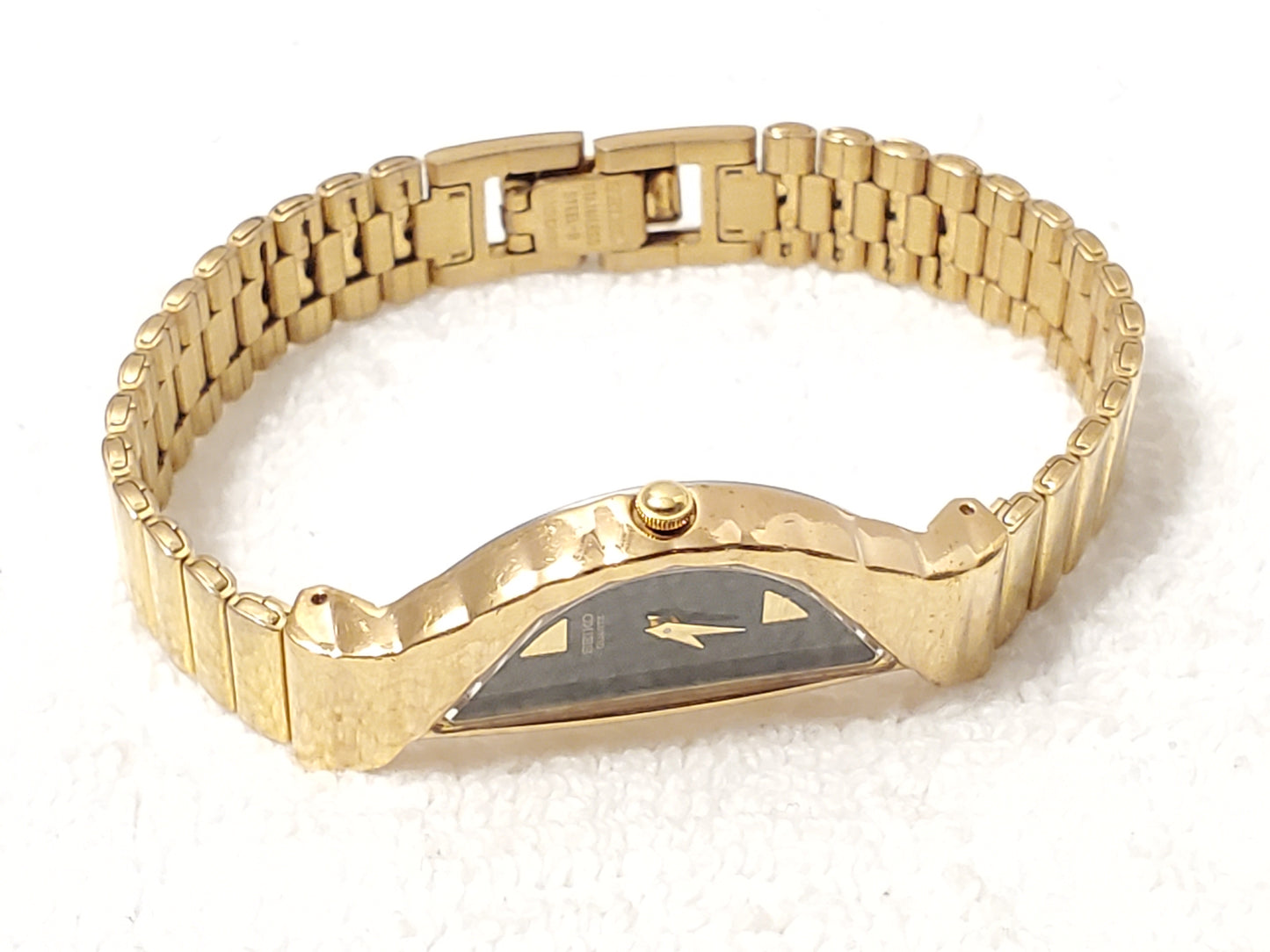 Vintage Seiko Half Moon Womens Quartz Watch Stainless Steel Black Dial Gold Tone