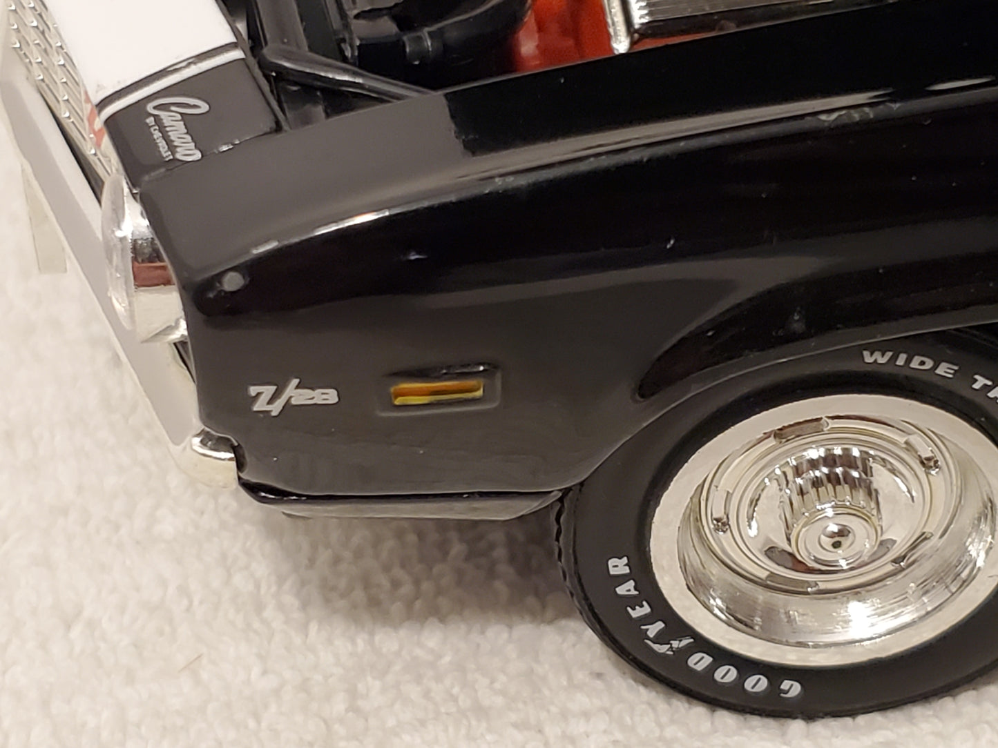 1969 Camaro Z/28 ERTL American Muscle 1:18 Scale Diecast Black White Car 302