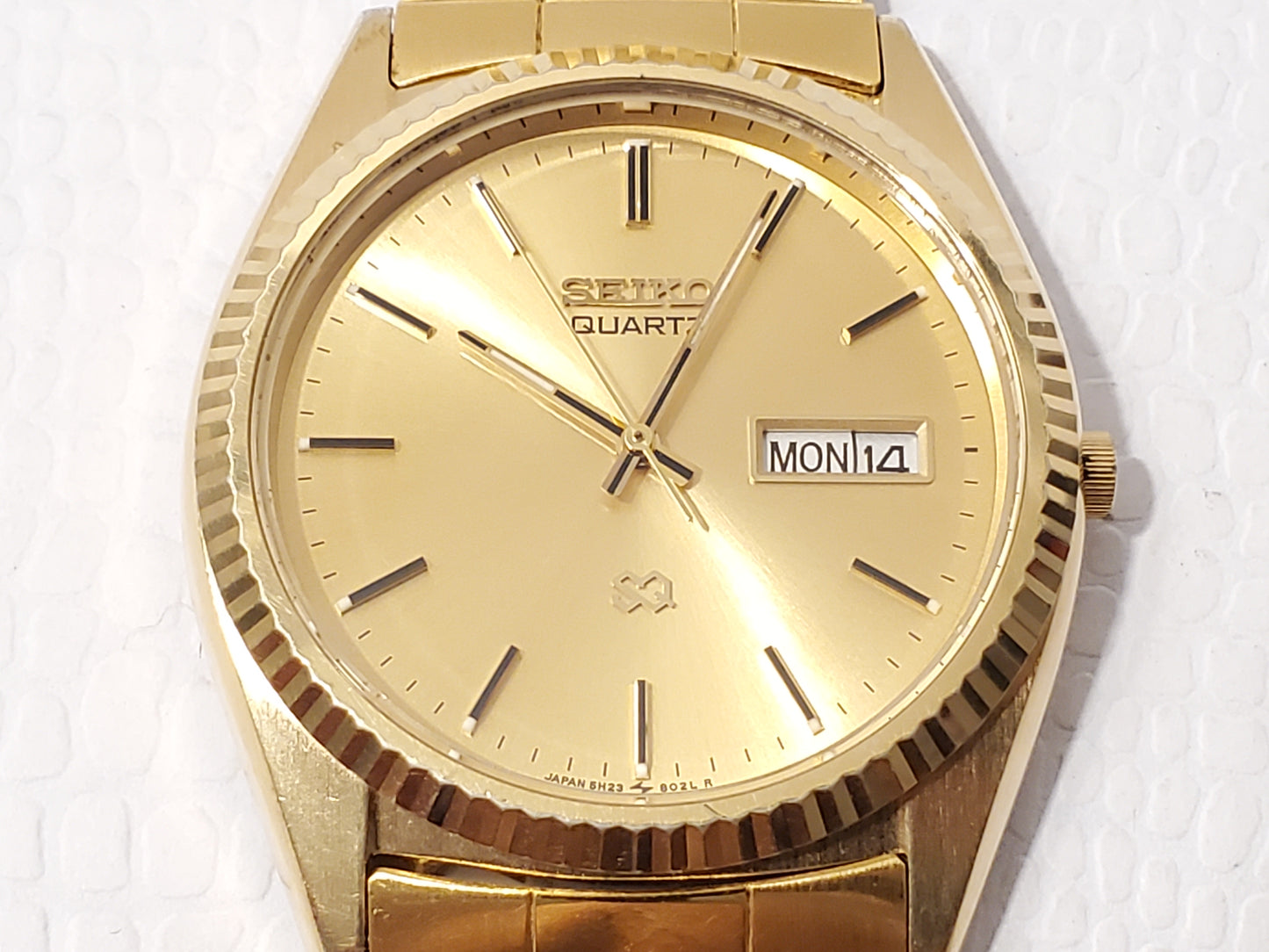 Vintage Seiko SQ Men's Gold Tone Day Date Watch Three Jewels Stainless Steel