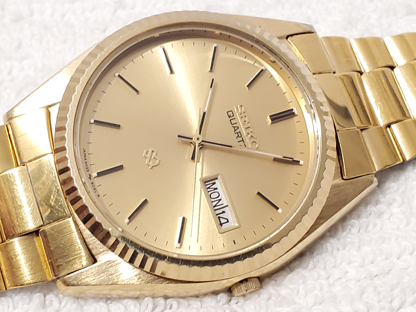 Vintage Seiko SQ Men's Gold Tone Day Date Watch Three Jewels Stainless Steel