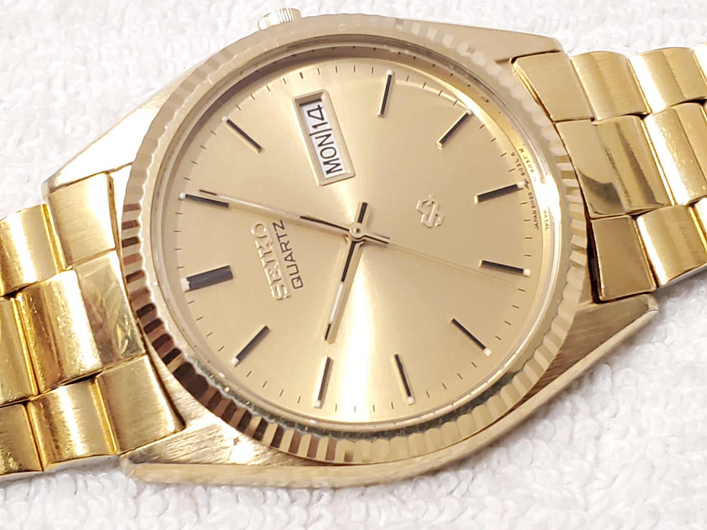 Vintage Seiko SQ Men's Gold Tone Day Date Watch Three Jewels Stainless Steel