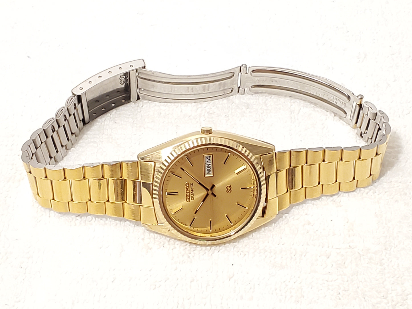 Vintage Seiko SQ Men's Gold Tone Day Date Watch Three Jewels Stainless Steel