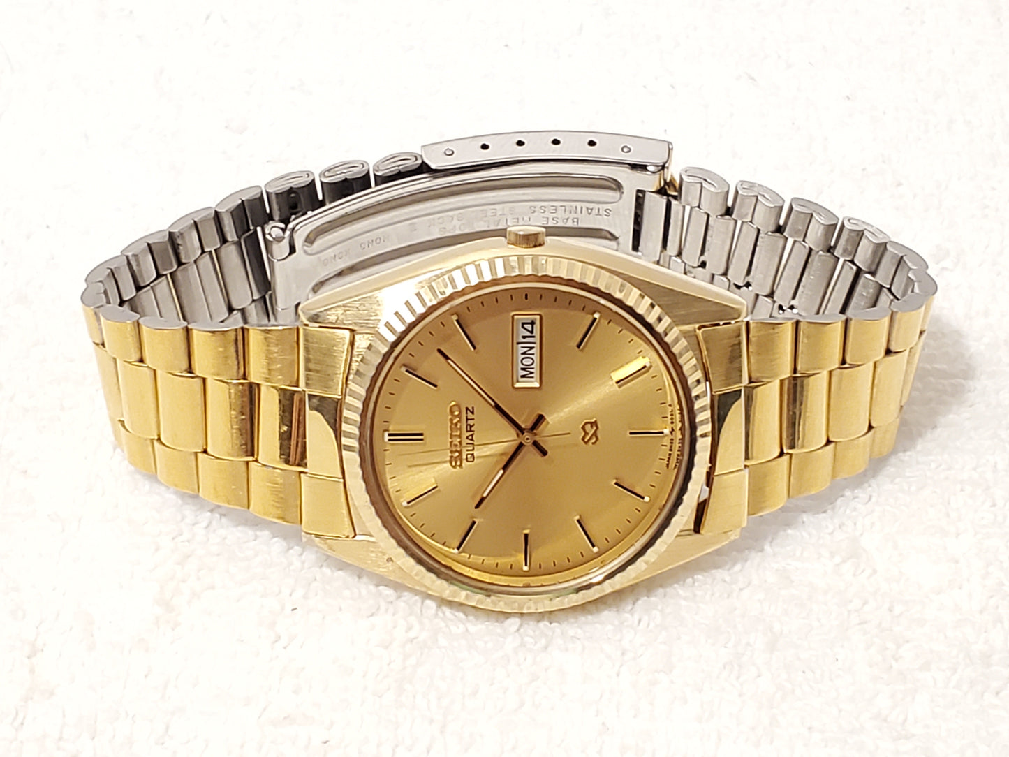 Vintage Seiko SQ Men's Gold Tone Day Date Watch Three Jewels Stainless Steel