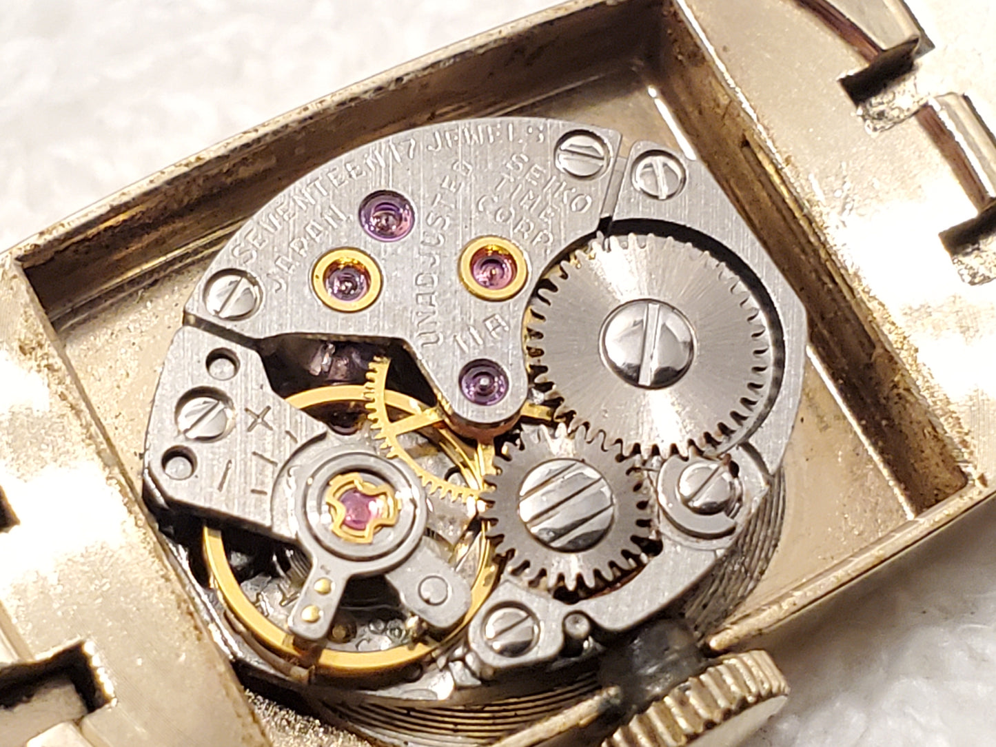 Vintage Seiko Women's Manual Wind Up Petite Case Watch Seventeen Jewels S Steel