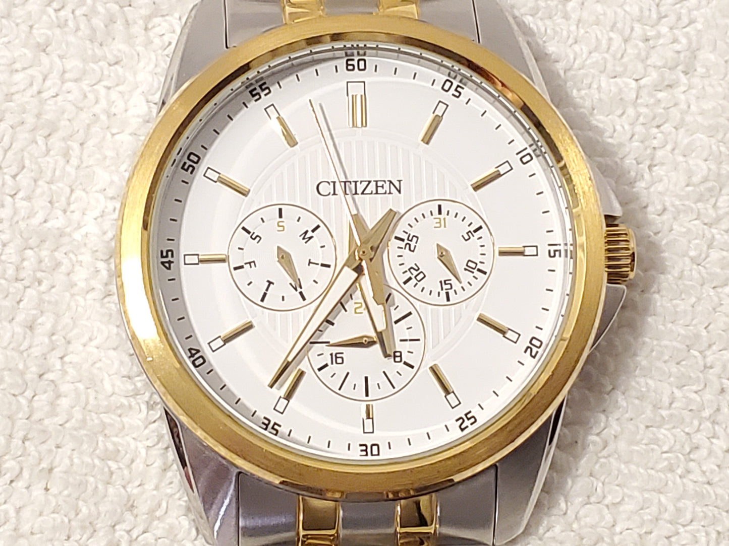 Citizen Men's Day Date Watch Stainless Steel Gold Tone White Dial WR 100 Meters