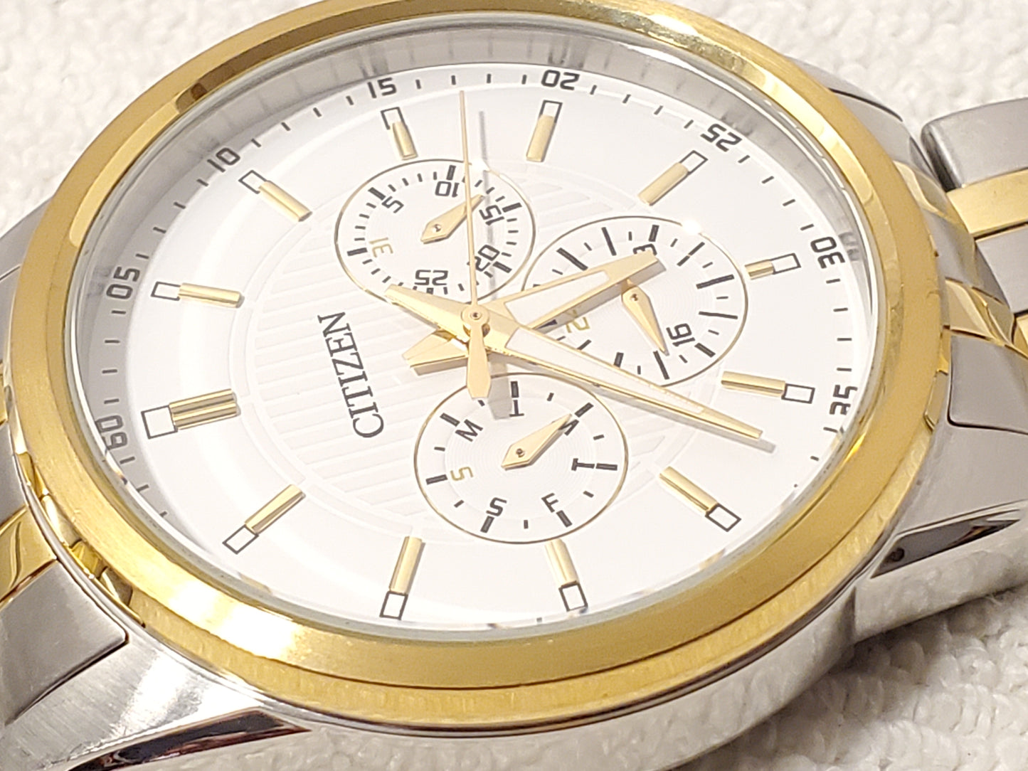 Citizen Men's Day Date Watch Stainless Steel Gold Tone White Dial WR 100 Meters