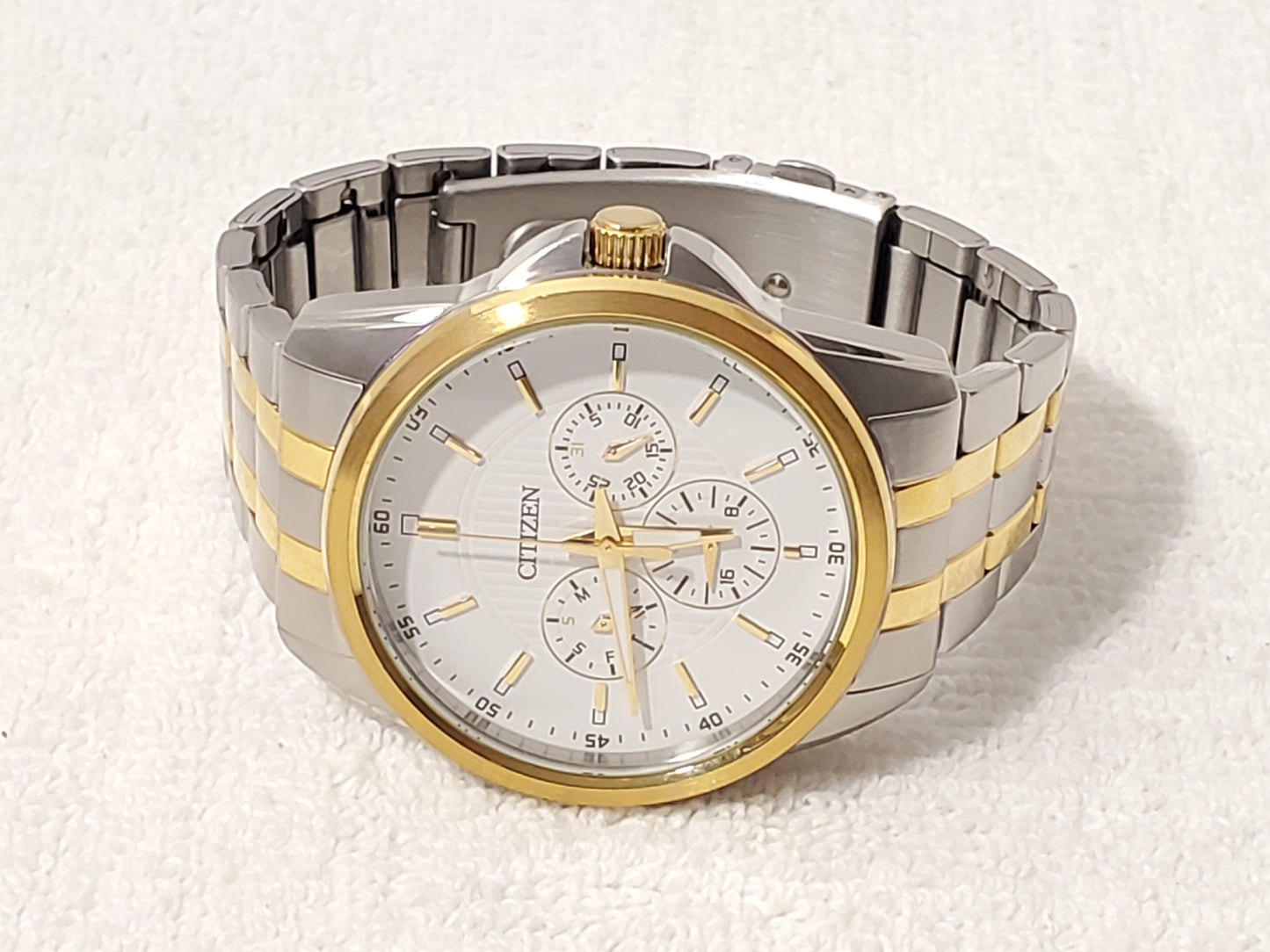 Citizen Men's Day Date Watch Stainless Steel Gold Tone White Dial WR 100 Meters