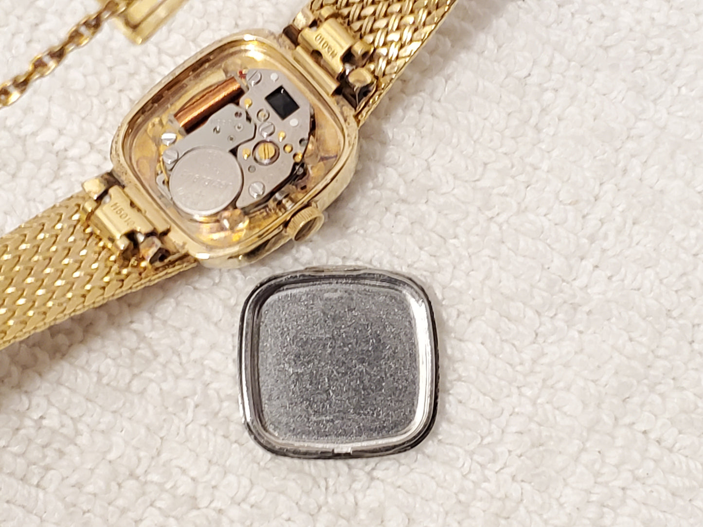 Vintage Seiko Womens Gold Tone Two Jewels Base Metal Quartz Watch Champagne Dial