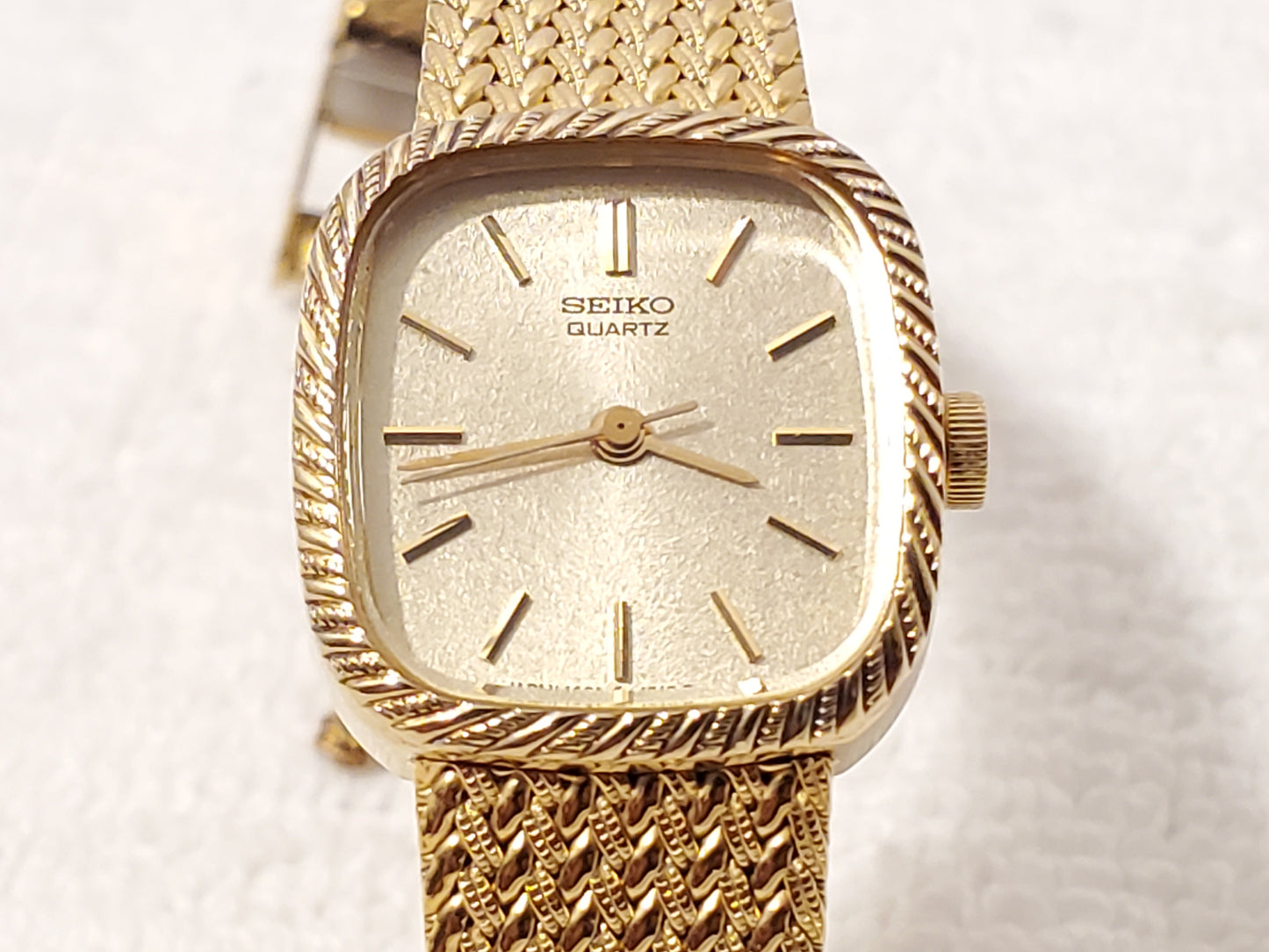 Vintage Seiko Womens Gold Tone Two Jewels Base Metal Quartz Watch Champagne Dial