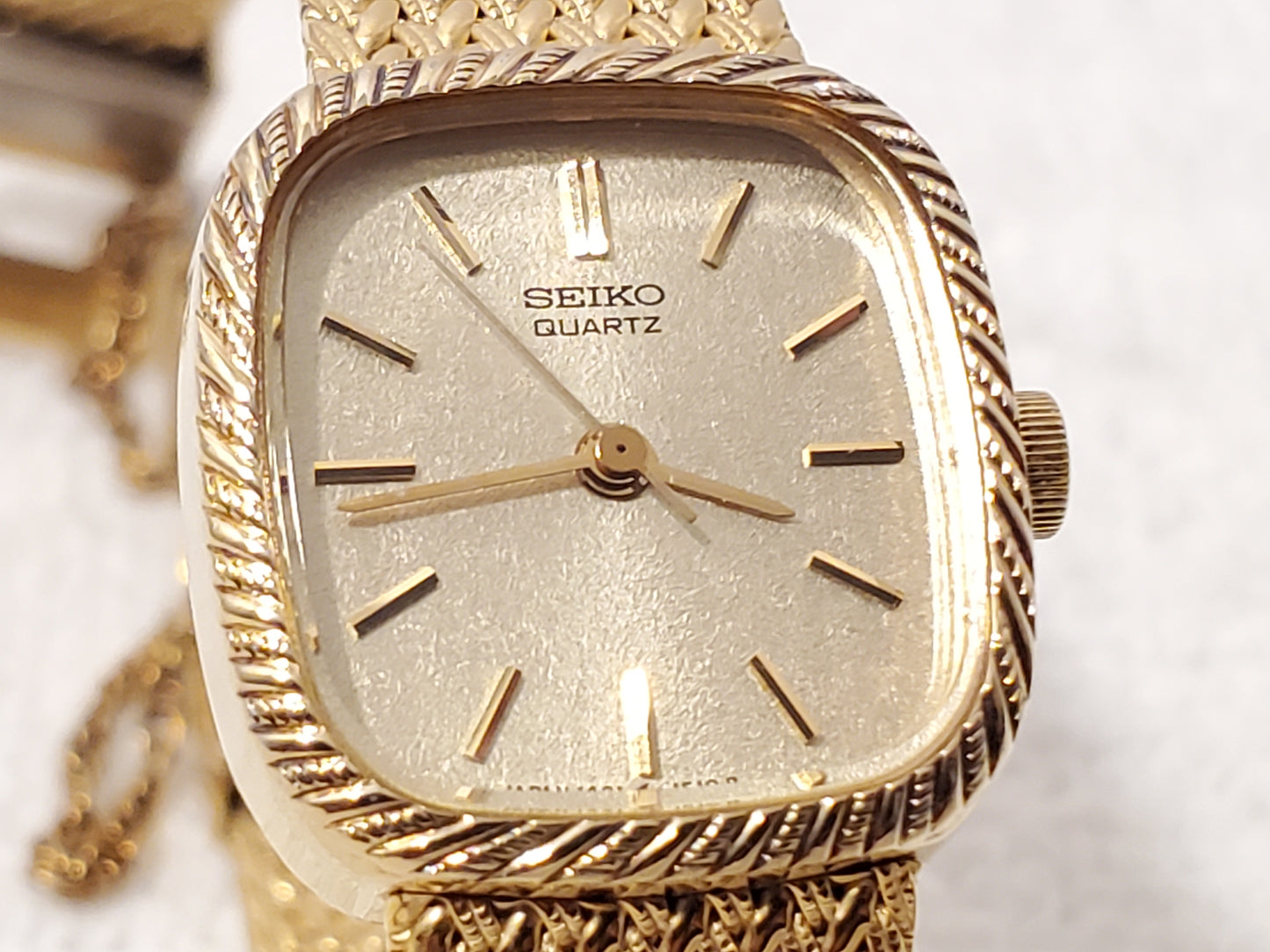 Vintage Seiko Womens Gold Tone Two Jewels Base Metal Quartz Watch Champagne Dial