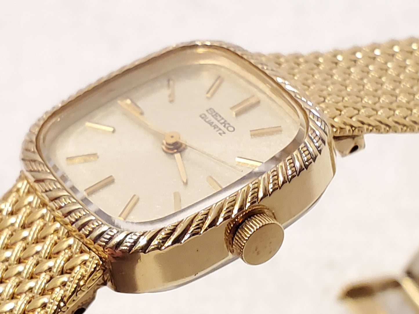 Vintage Seiko Womens Gold Tone Two Jewels Base Metal Quartz Watch Champagne Dial