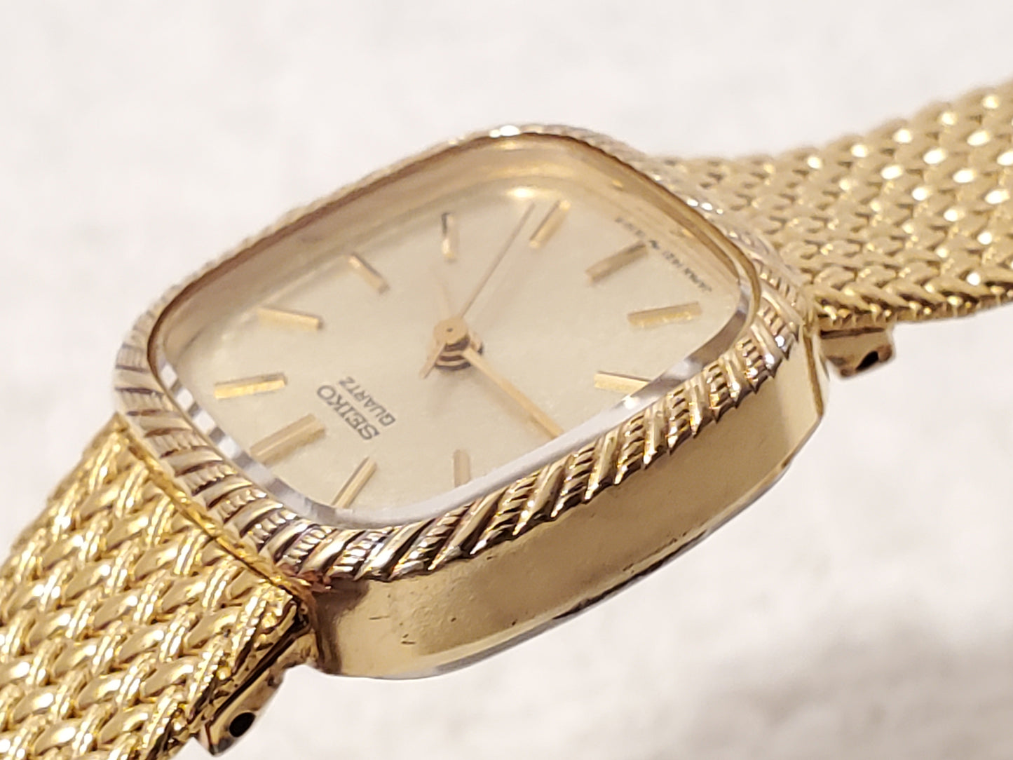 Vintage Seiko Womens Gold Tone Two Jewels Base Metal Quartz Watch Champagne Dial