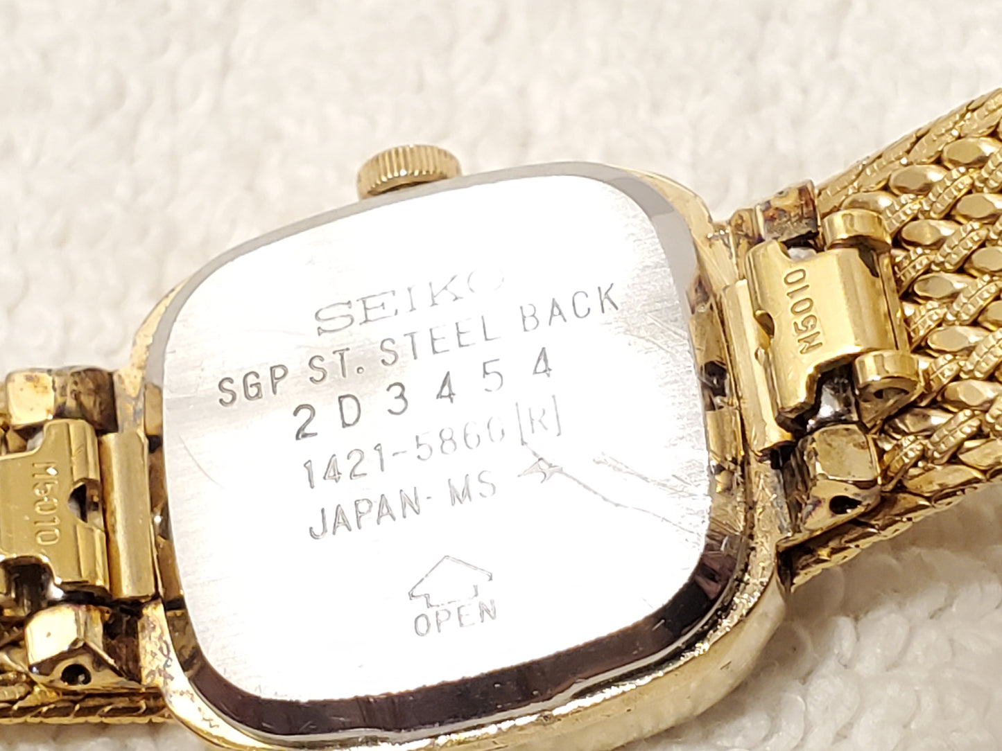 Vintage Seiko Womens Gold Tone Two Jewels Base Metal Quartz Watch Champagne Dial