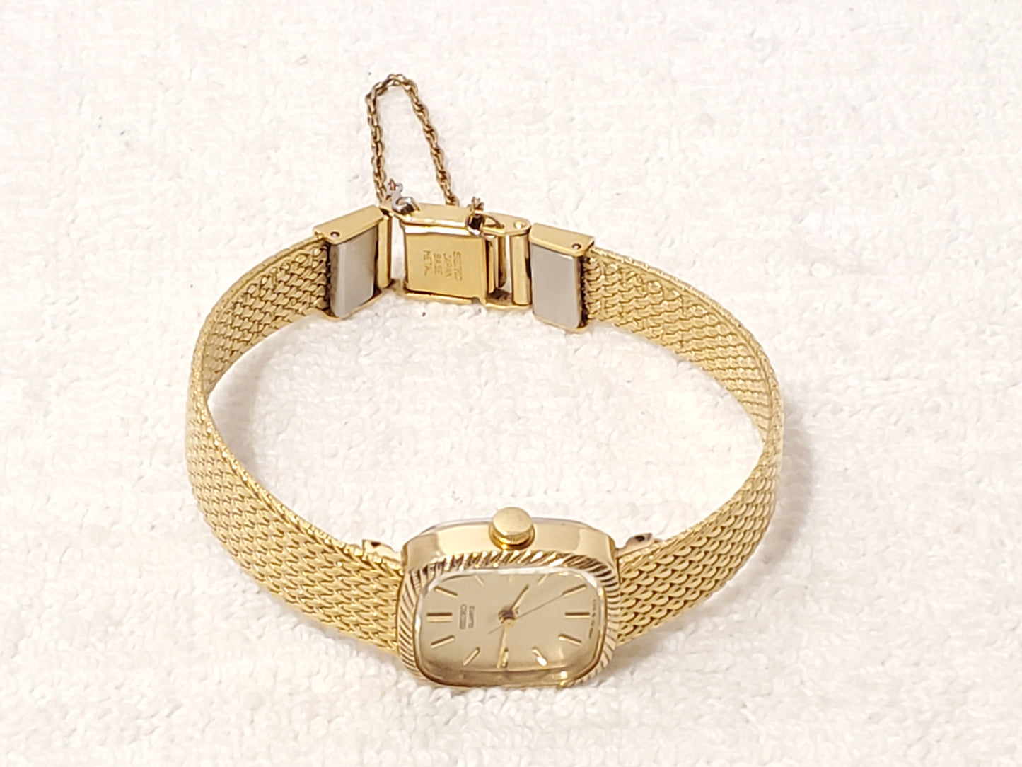 Vintage Seiko Womens Gold Tone Two Jewels Base Metal Quartz Watch Champagne Dial