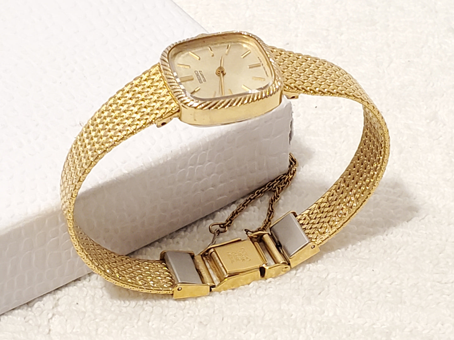 Vintage Seiko Womens Gold Tone Two Jewels Base Metal Quartz Watch Champagne Dial
