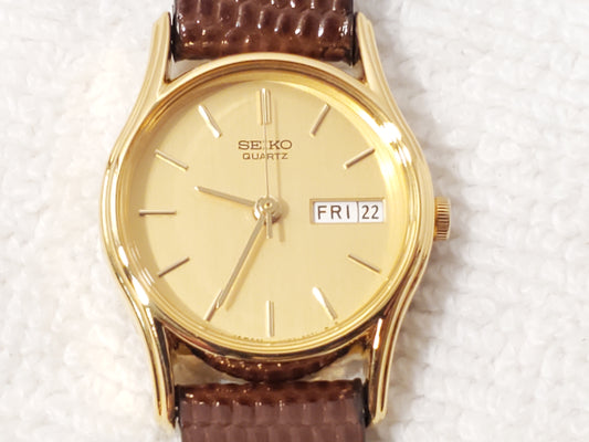 Vintage Seiko Women's Petite Day Date Gold Tone Quartz Watch Stainless Steel