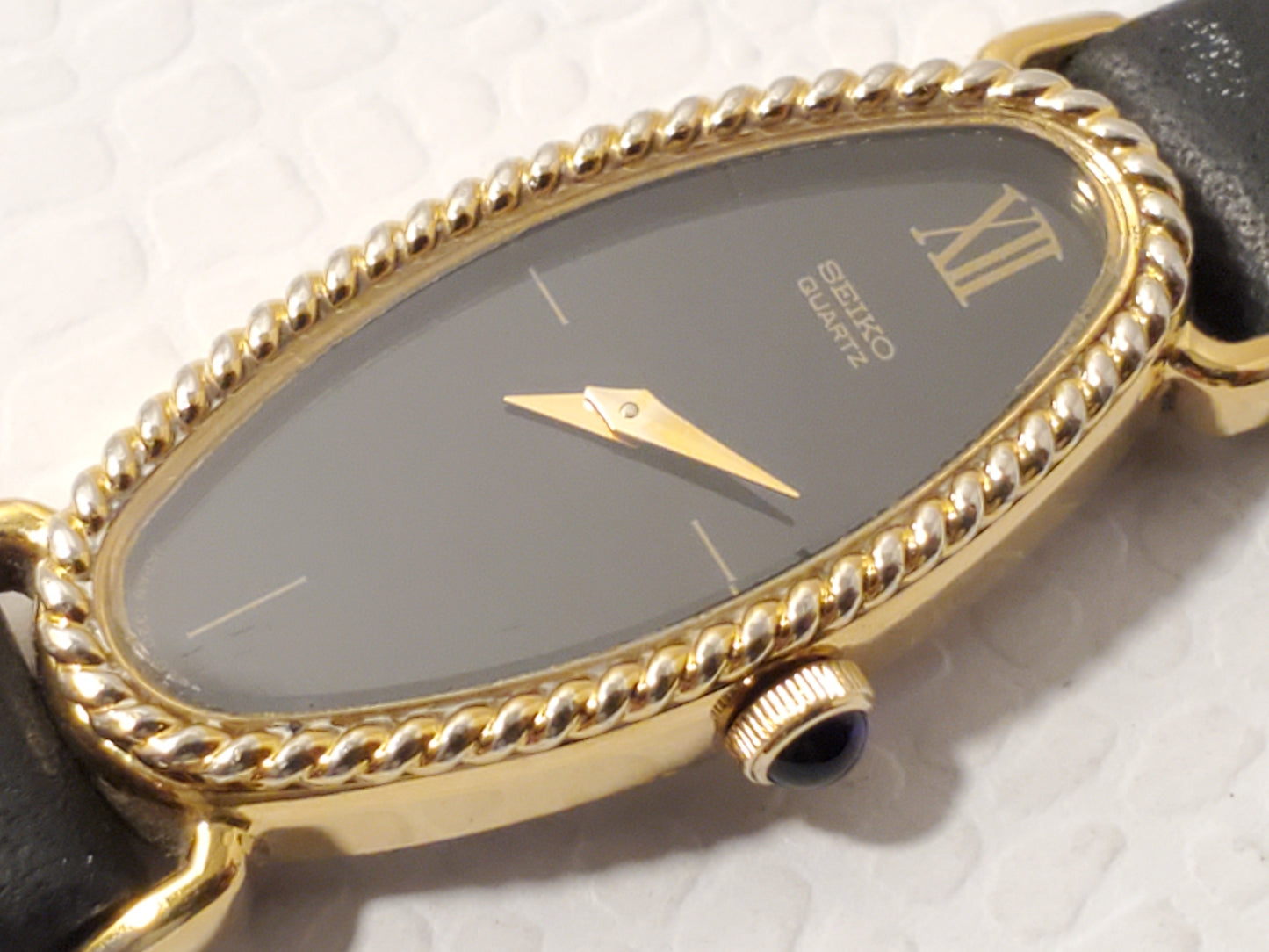 Vintage Seiko Women’s Gold Tone Watch Black Dial Six Jewels Leather Strap Petite