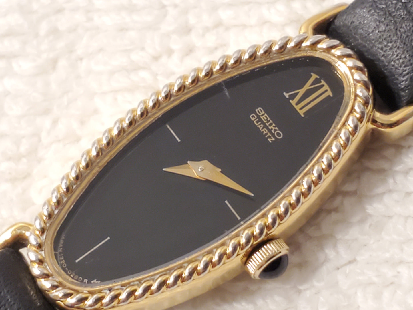 Vintage Seiko Women’s Gold Tone Watch Black Dial Six Jewels Leather Strap Petite