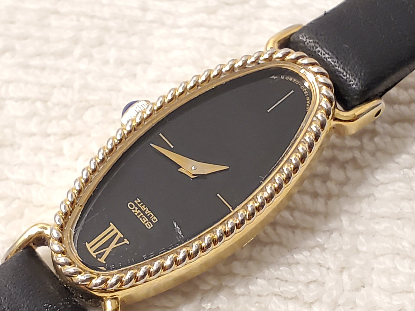 Vintage Seiko Women’s Gold Tone Watch Black Dial Six Jewels Leather Strap Petite