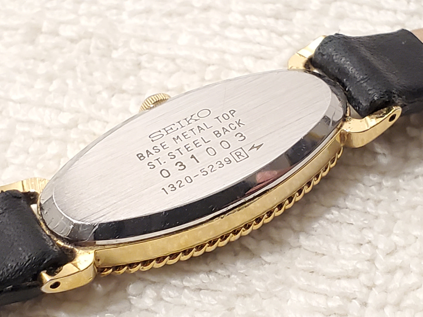 Vintage Seiko Women’s Gold Tone Watch Black Dial Six Jewels Leather Strap Petite