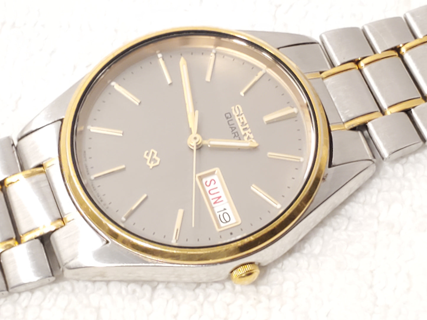 Vintage Seiko Men's Gray Dial Gold Tone Day Date Stainless Steel Watch One Jewel