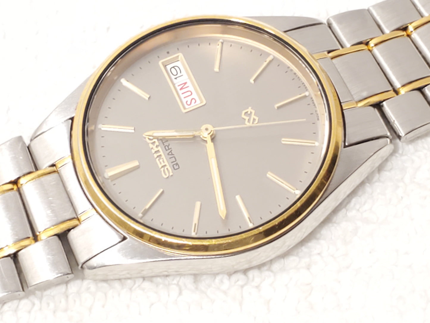 Vintage Seiko Men's Gray Dial Gold Tone Day Date Stainless Steel Watch One Jewel