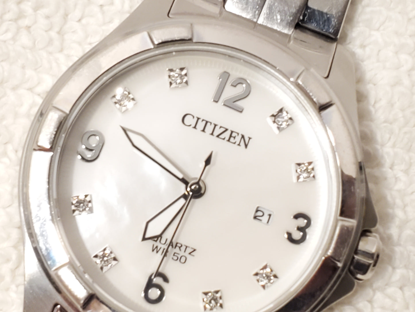 Vintage Citizen Women's Diamonds White Mother Pearl Dial Date Quartz Watch SS