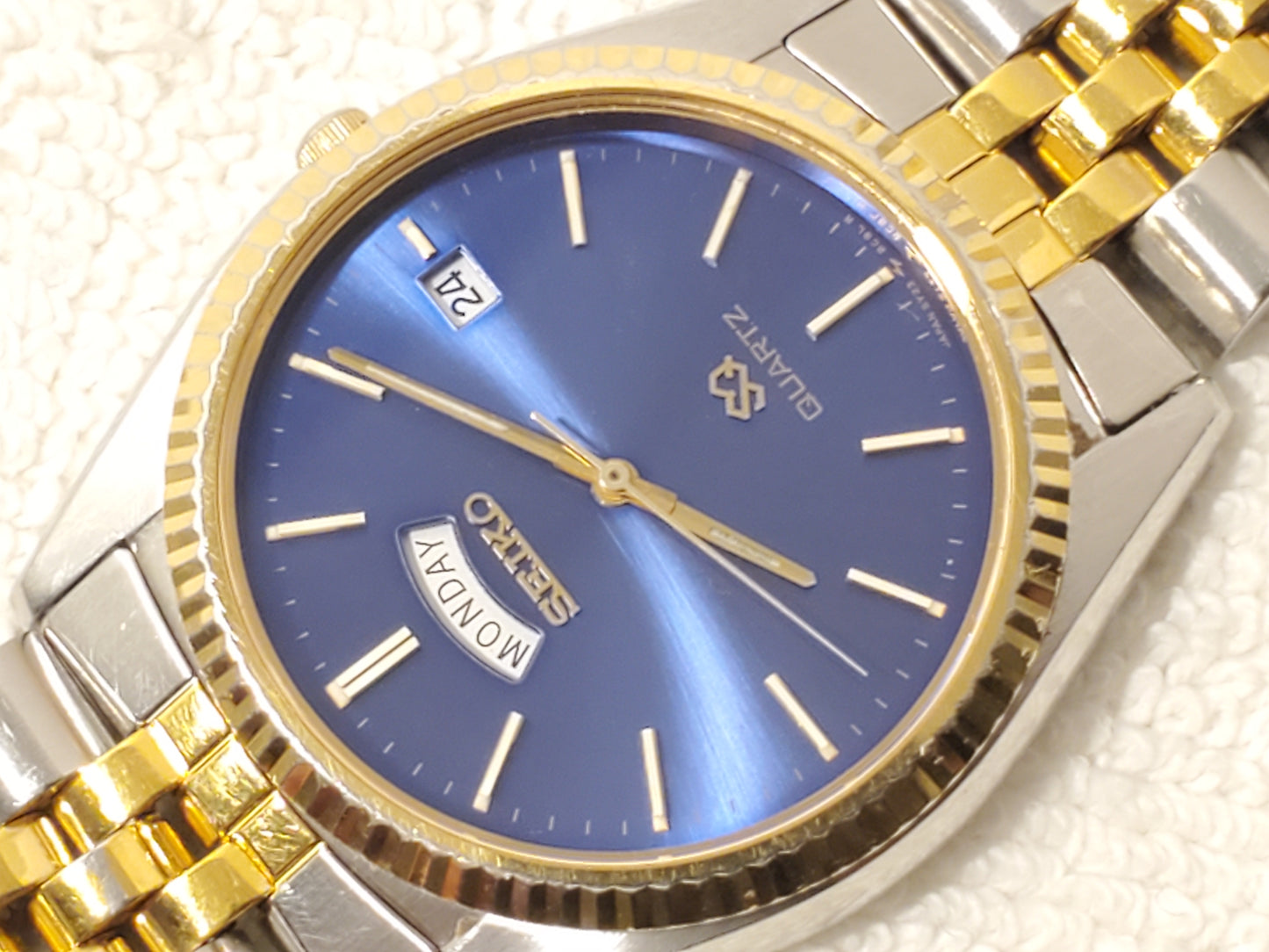 Vintage Seiko SQ Mens Presidential Day Date Gold Tone Watch 1 Jewel Blue Dial SS