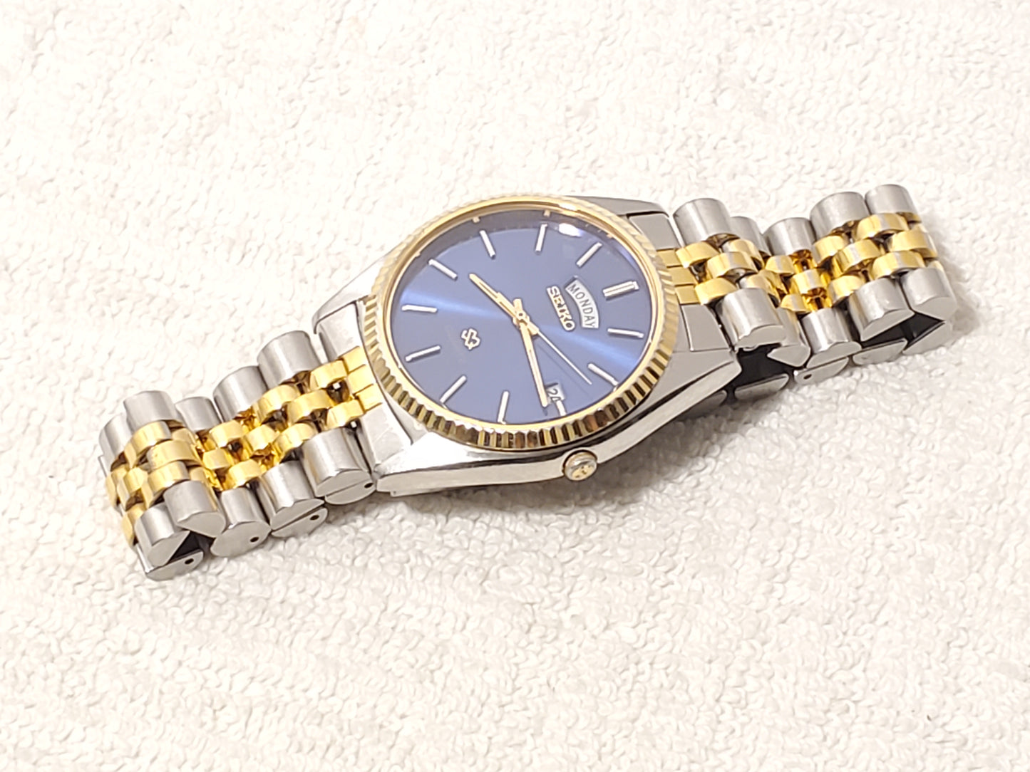 Vintage Seiko SQ Mens Presidential Day Date Gold Tone Watch 1 Jewel Blue Dial SS
