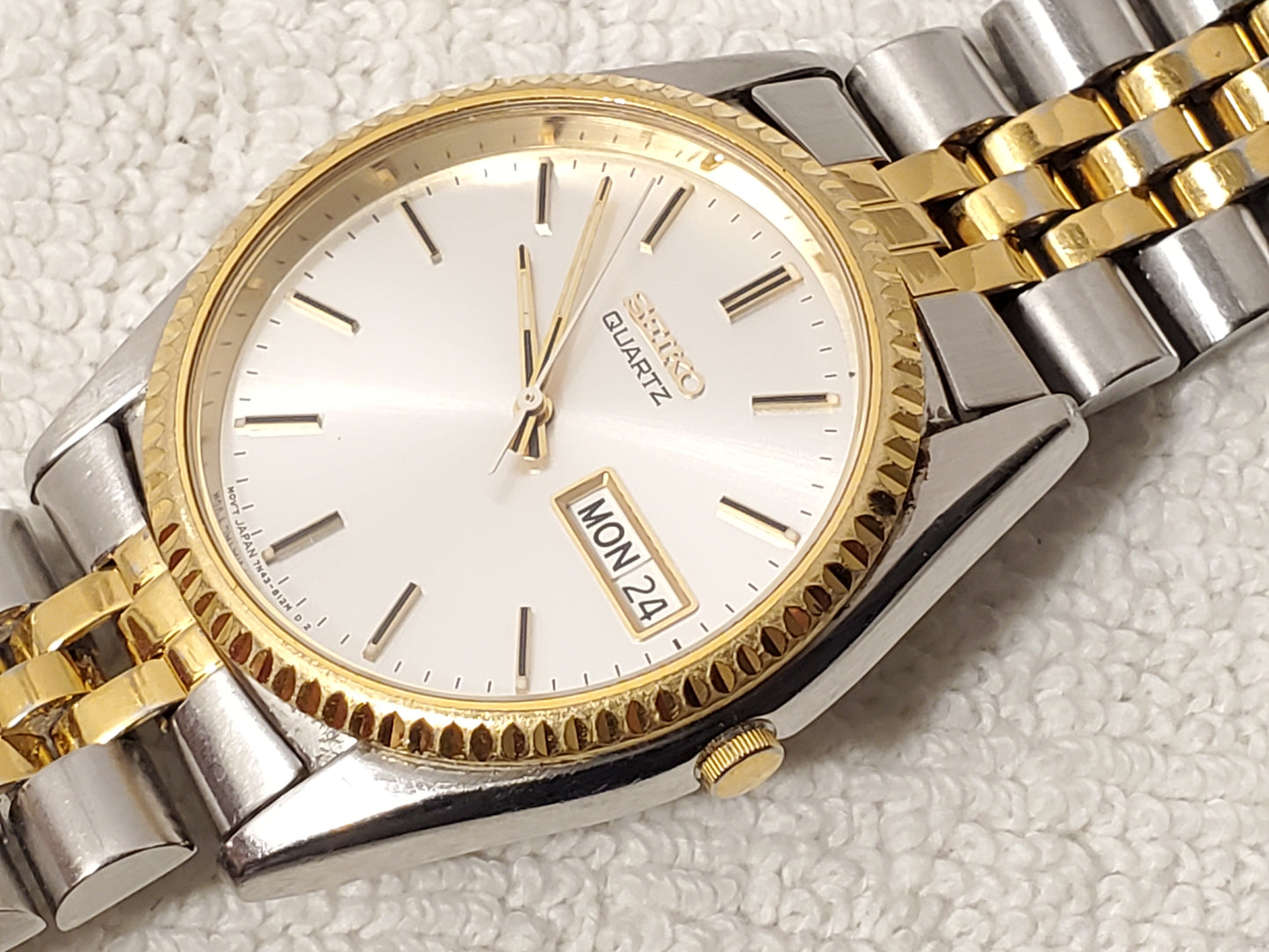 Vintage Seiko Men's Presidential Day Date Gold Tone Silver Dial Watch 1 Jewel SS