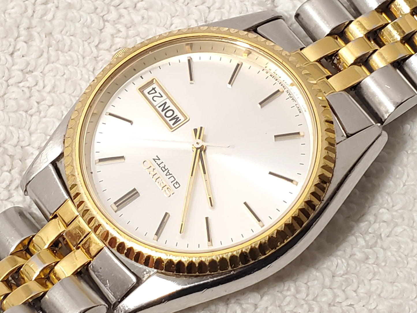 Vintage Seiko Men's Presidential Day Date Gold Tone Silver Dial Watch 1 Jewel SS