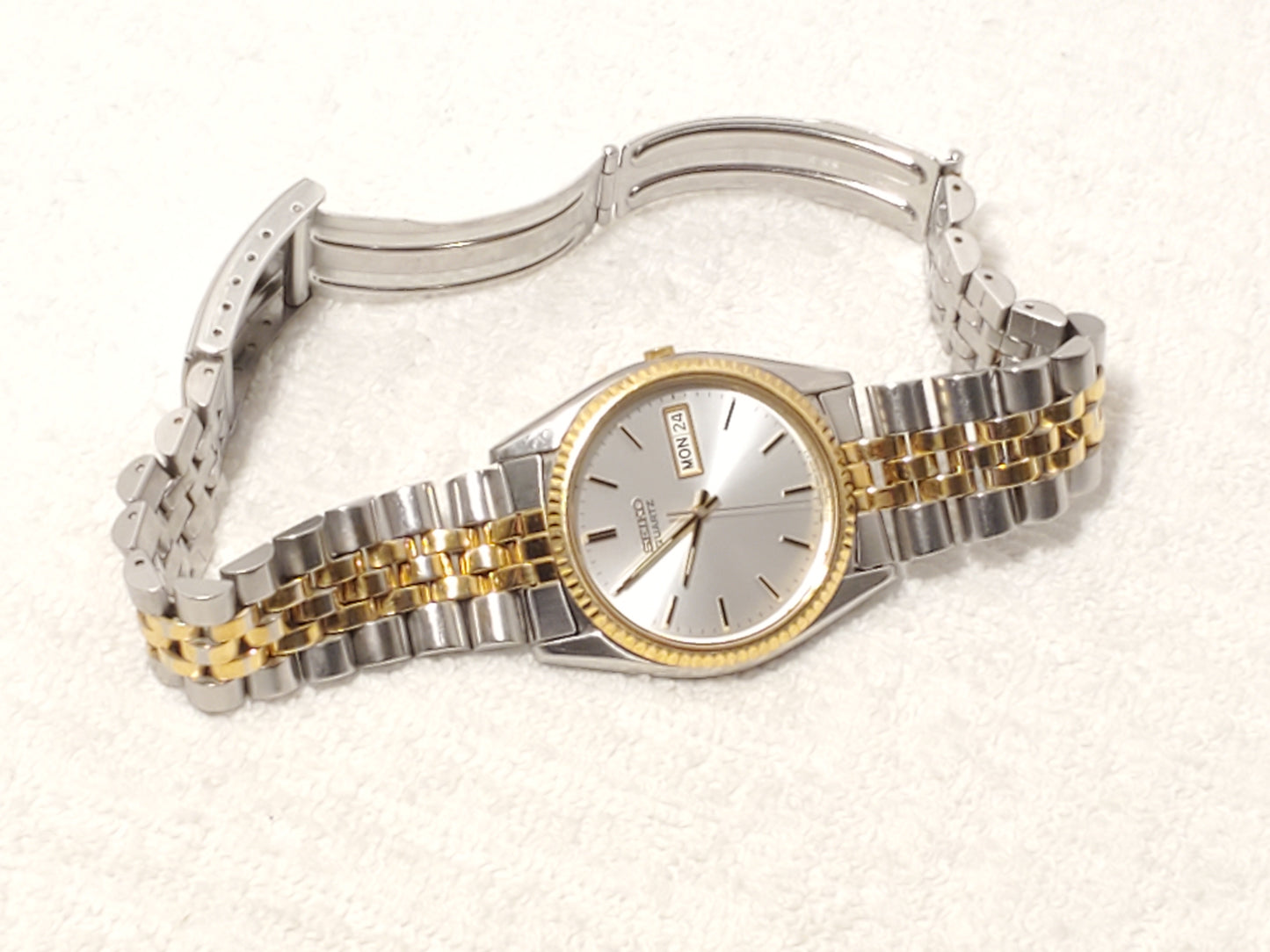 Vintage Seiko Men's Presidential Day Date Gold Tone Silver Dial Watch 1 Jewel SS