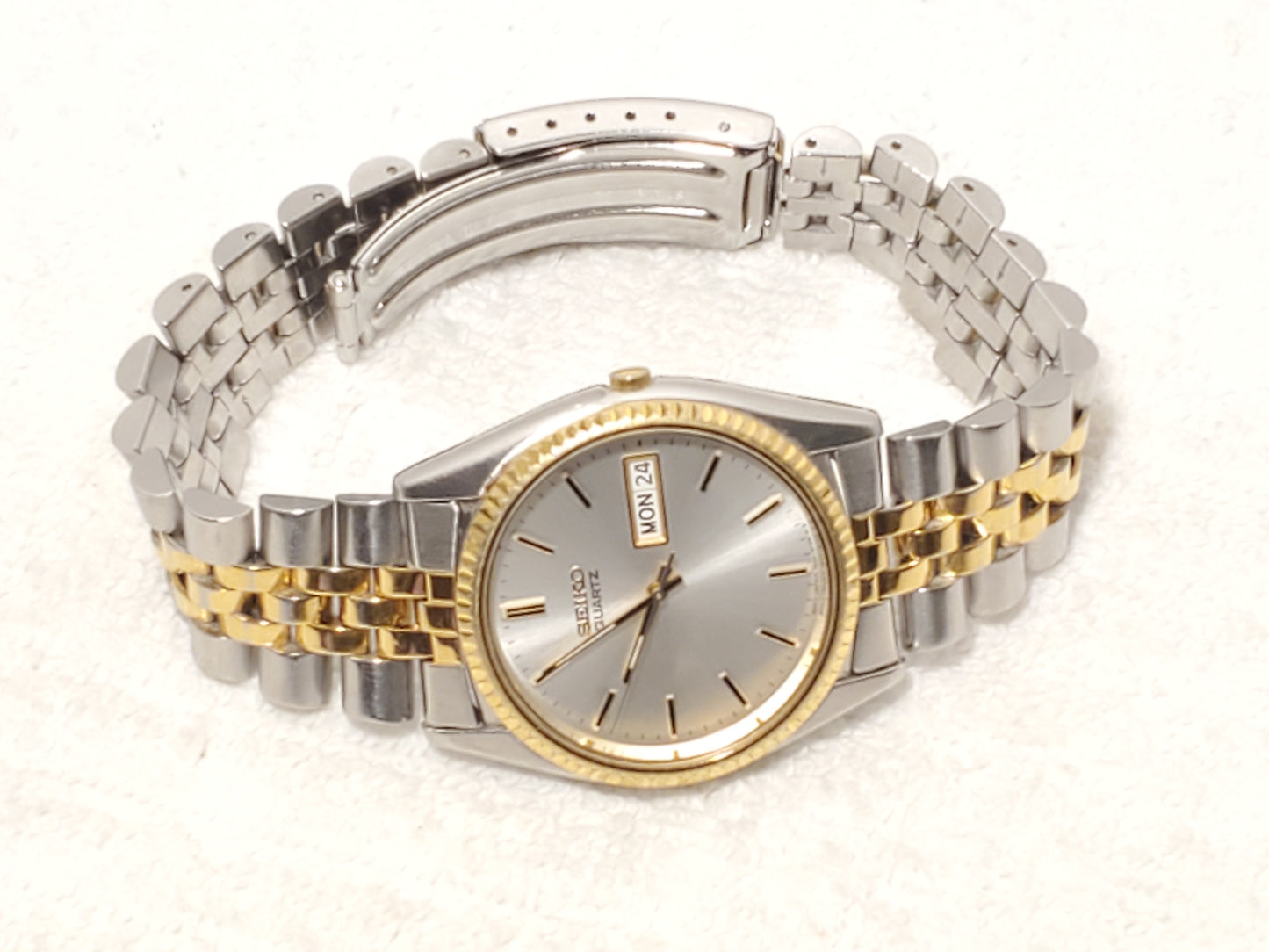 Vintage Seiko Men's Presidential Day Date Gold Tone Silver Dial Watch 1 Jewel SS