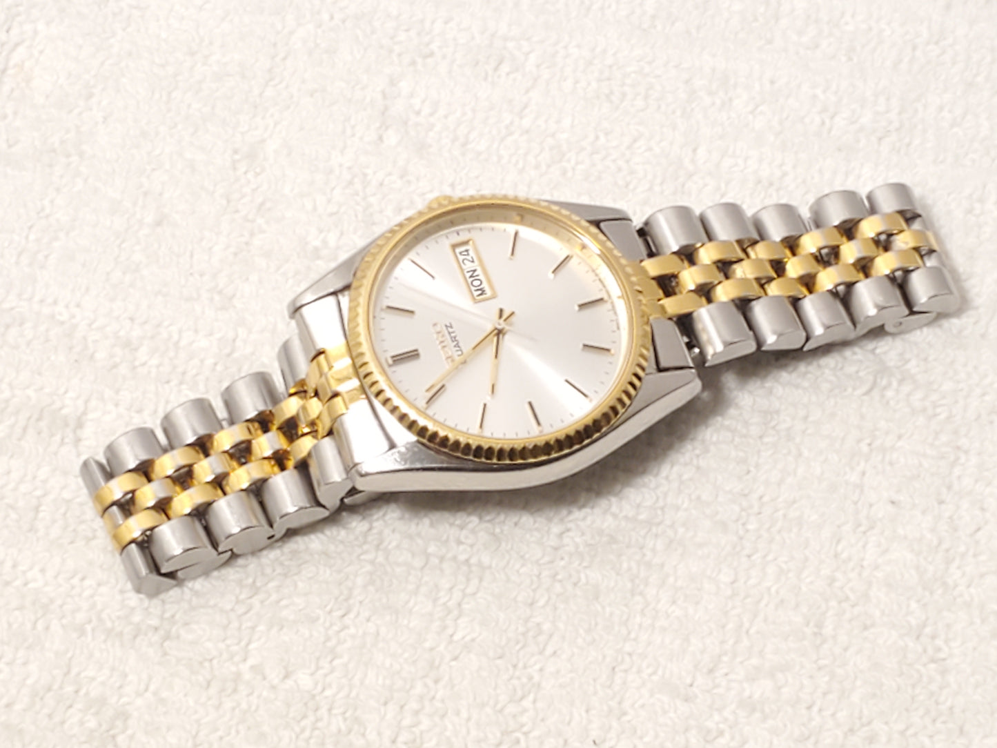 Vintage Seiko Men's Presidential Day Date Gold Tone Silver Dial Watch 1 Jewel SS
