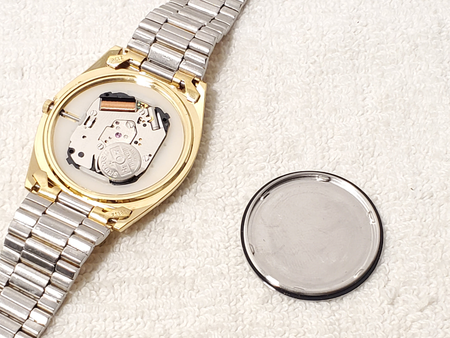 Vintage Seiko Men's Day Date Gold Tone Quartz Watch Three Jewels Stainless Steel