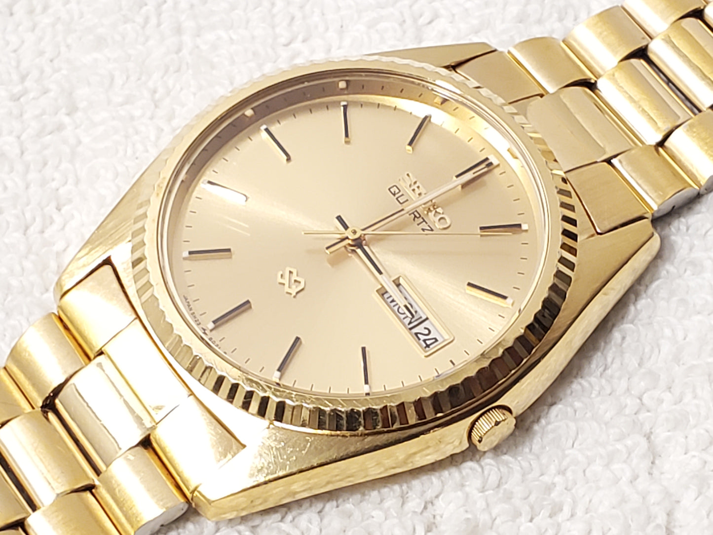 Vintage Seiko Men's Day Date Gold Tone Quartz Watch Three Jewels Stainless Steel