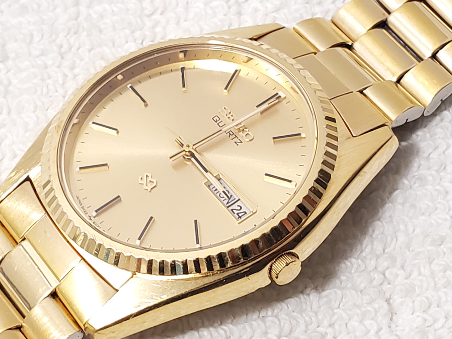 Vintage Seiko Men's Day Date Gold Tone Quartz Watch Three Jewels Stainless Steel