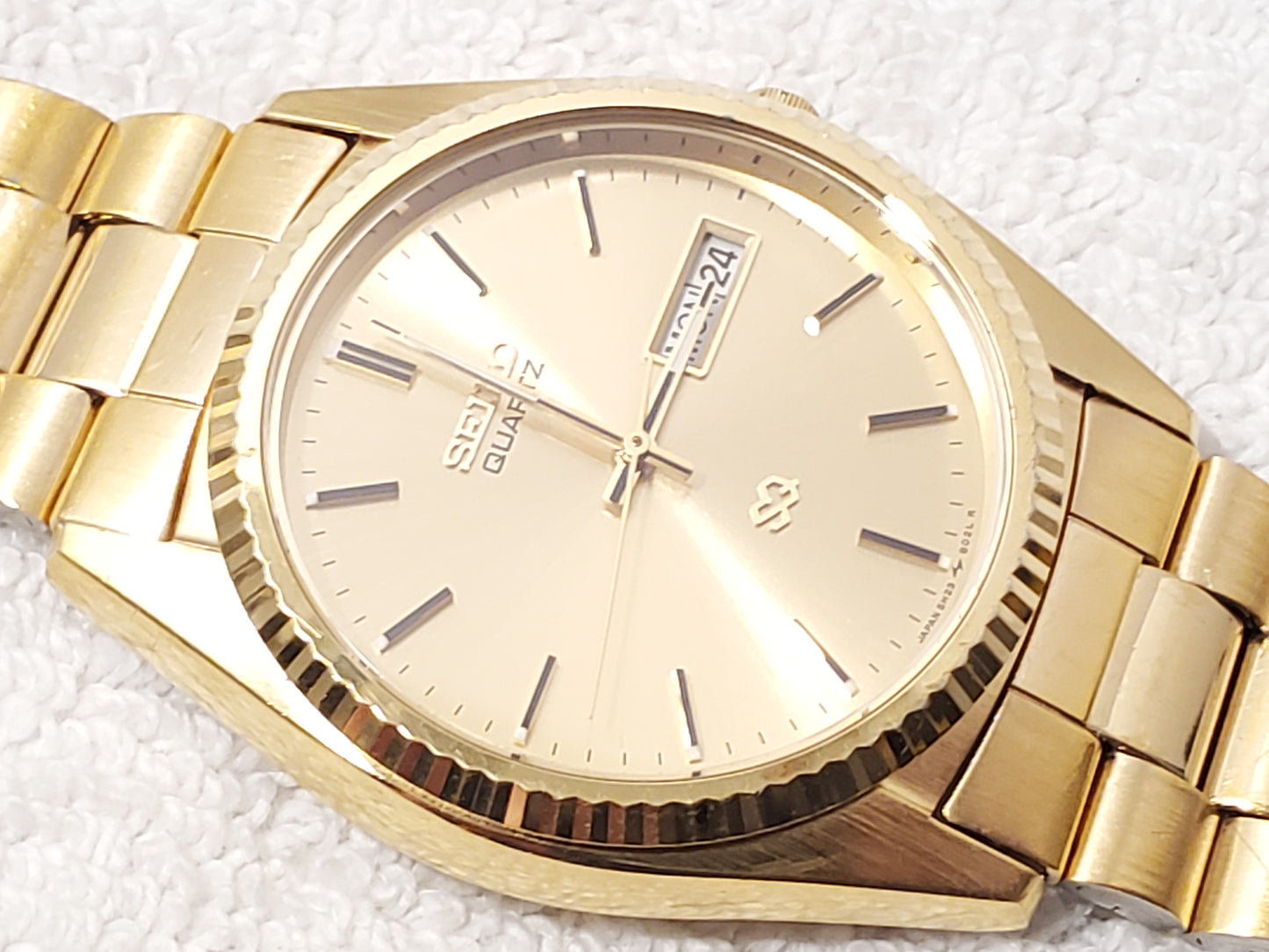 Vintage Seiko Men's Day Date Gold Tone Quartz Watch Three Jewels Stainless Steel