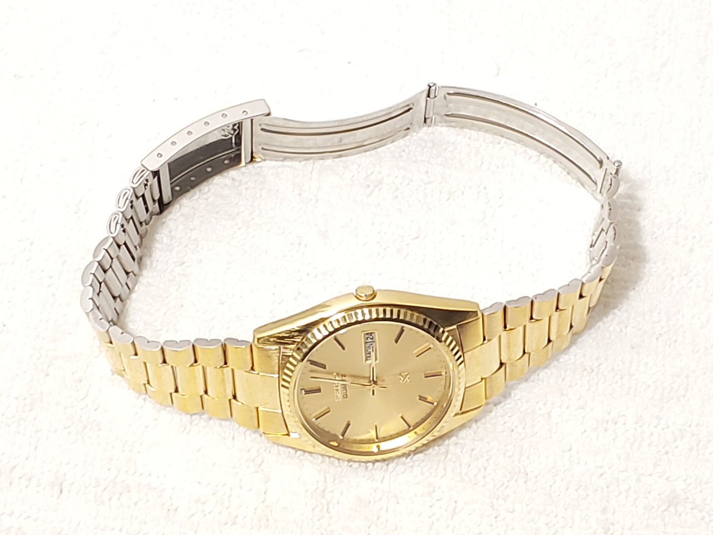 Vintage Seiko Men's Day Date Gold Tone Quartz Watch Three Jewels Stainless Steel
