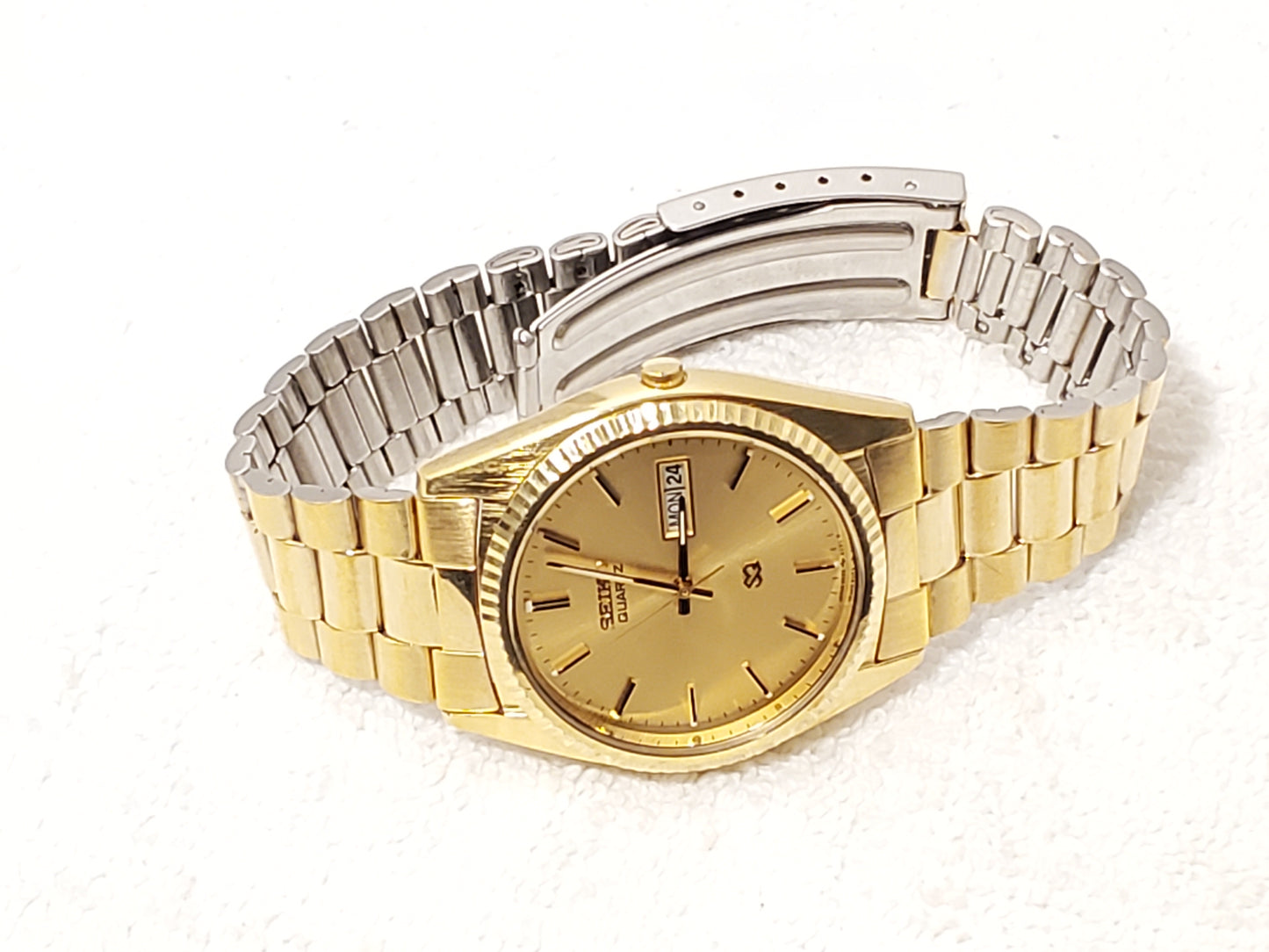 Vintage Seiko Men's Day Date Gold Tone Quartz Watch Three Jewels Stainless Steel