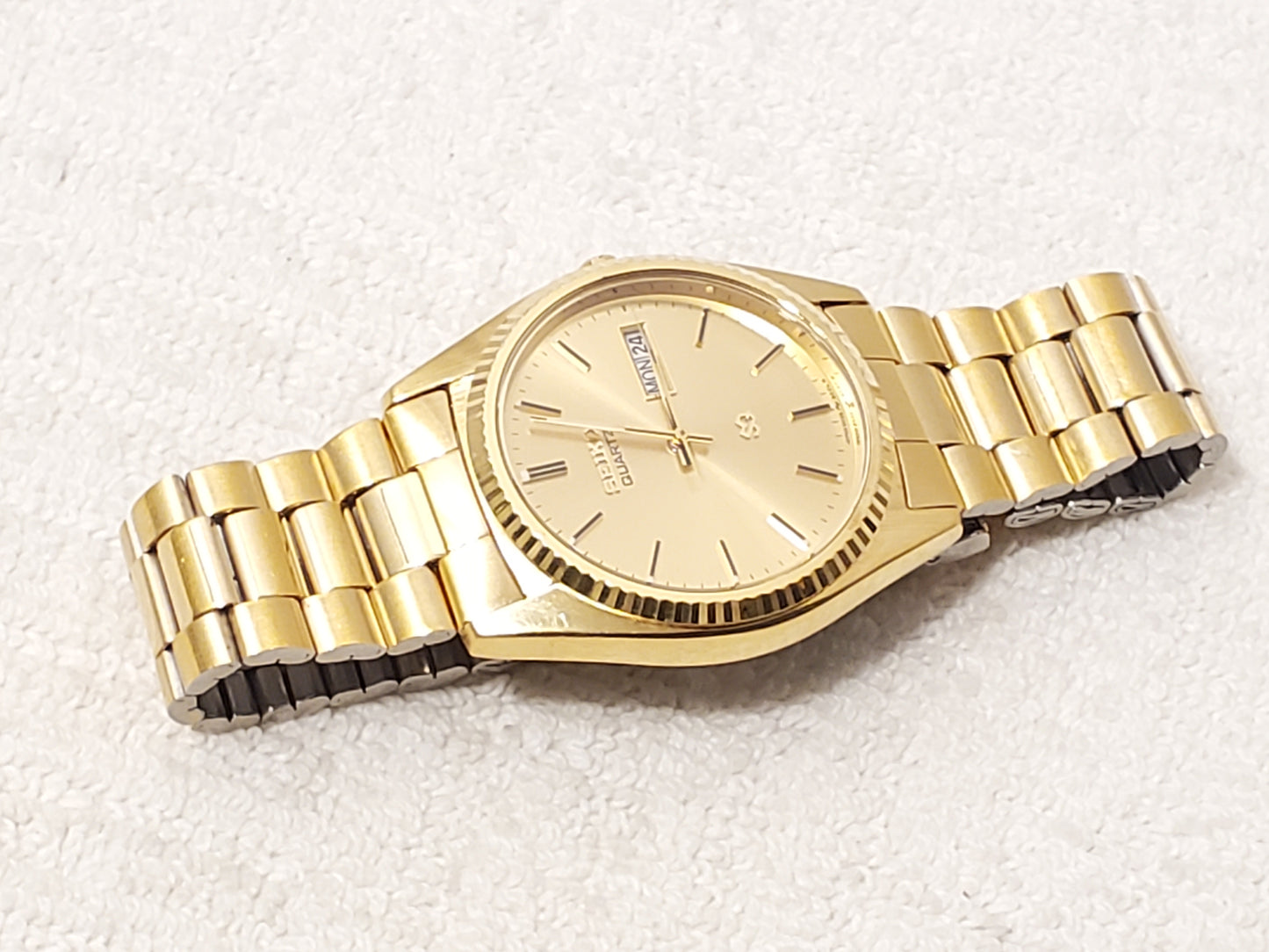 Vintage Seiko Men's Day Date Gold Tone Quartz Watch Three Jewels Stainless Steel