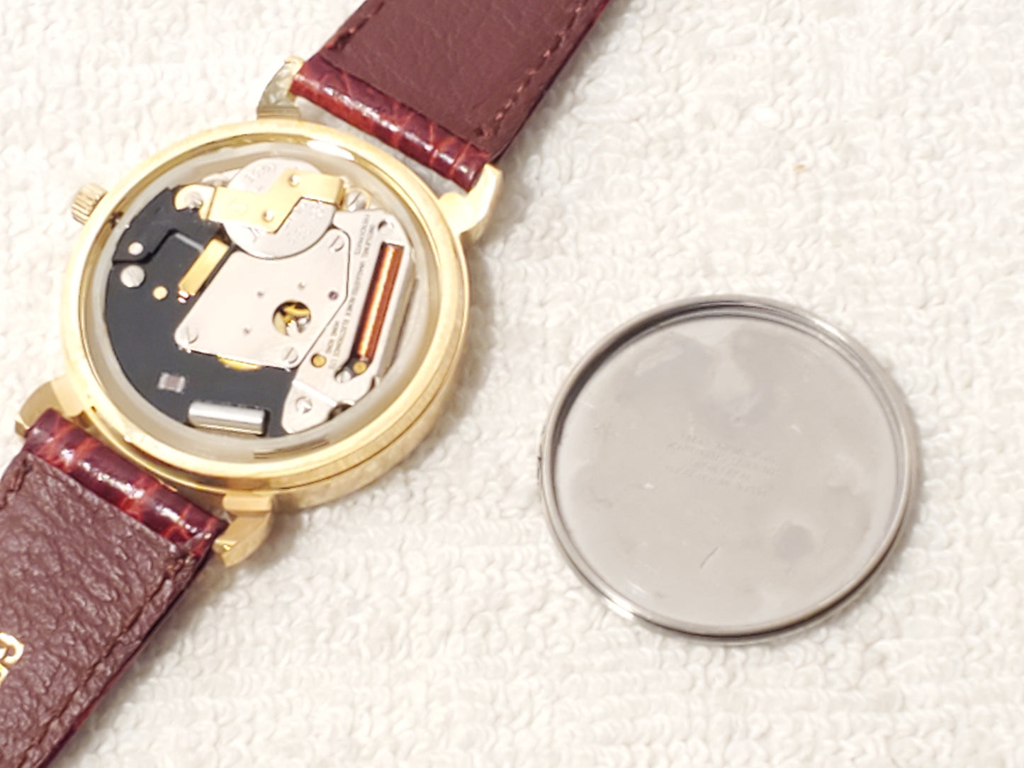 Vintage Snow White Seven Dwarfs Womens Gold Tone Watch Red Leather Strap 1 Jewel